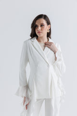 جاكيت بصف أزرار مزدوج وتفاصيل كشكش ناعمة