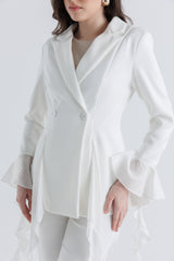 جاكيت بصف أزرار مزدوج وتفاصيل كشكش ناعمة