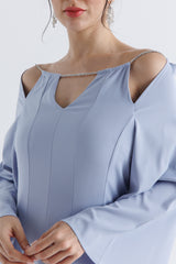 فستان بكتف مكشوف وتفصيل كريستالي على الرقبة