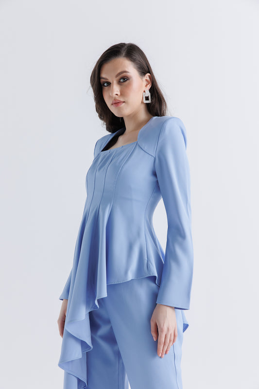 بلوزة كريب أنيقة بقصّة غير متماثلة