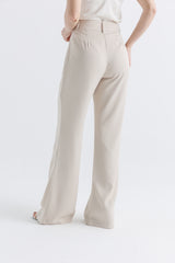 بنطال واسع بخصر عالٍ وقصة مصممة