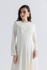 فستان ماكسي أنيق بقصة واسعة وتطريز دانتيل علوي