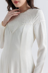 فستان ماكسي أنيق بقصة واسعة وتطريز دانتيل علوي