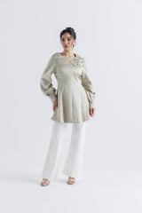 بلوزة ساتان بتطريز زهور على الكتف