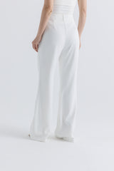 بنطال واسع بخصر عالٍ وقصة مصممة