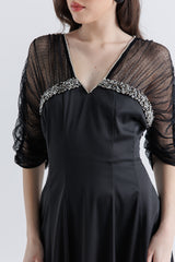 فستان ساتان أنيق بتفاصيل شبكية وكريستالية