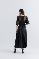 فستان ساتان أنيق بتفاصيل شبكية وكريستالية