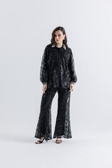 قميص مزين بالكريستال والترتر مع ذيل خلفي أطول