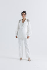 بليزر بتصميم أنيق وتطريز كريستالي على الأكتاف