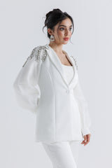 بليزر بتصميم أنيق وتطريز كريستالي على الأكتاف