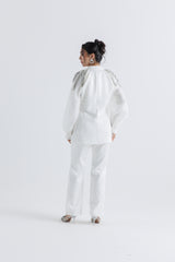 بليزر بتصميم أنيق وتطريز كريستالي على الأكتاف