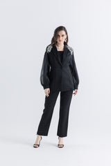 بليزر بتصميم أنيق وتطريز كريستالي على الأكتاف