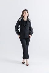 بليزر بتصميم أنيق وتطريز كريستالي على الأكتاف