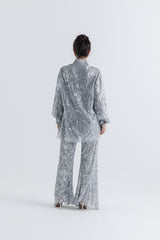 قميص مزين بالكريستال والترتر مع ذيل خلفي أطول