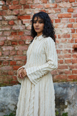 فستان ماكسي أنيق بنقشات بارزة – تصميم أبرار المبارك