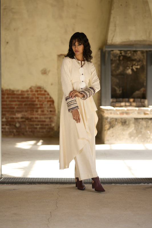 أناقة غير متناظرة: طقم بأكمام يدوية الصنع