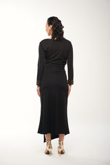 تنورة متوسطة الطول بربطة عند الخصر وحافة غير متماثلة