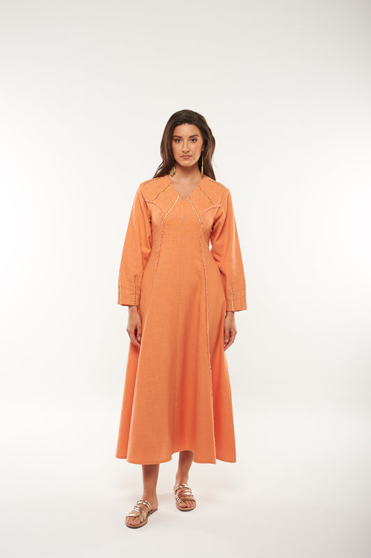 فستان ماكسي من الكتان المطرّز