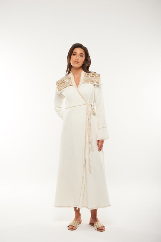 قفطان بلمسة تطريز على الأكتاف بتصميم لف