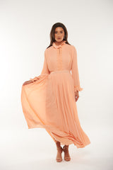 فستان ماكسي بكسرات وياقة عالية مع تطريز دانتيل