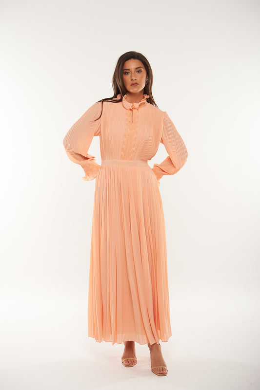 فستان ماكسي بكسرات وياقة عالية مع تطريز دانتيل