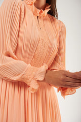 فستان ماكسي بكسرات وياقة عالية مع تطريز دانتيل