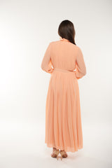 فستان ماكسي بكسرات وياقة عالية مع تطريز دانتيل