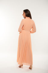 فستان ماكسي بكسرات وياقة عالية مع تطريز دانتيل