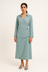 بلوزة ملفوفة بياقة كلاسيكية وأكمام مزينة بالخرز