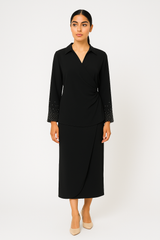 بلوزة ملفوفة بياقة كلاسيكية وأكمام مزينة بالخرز