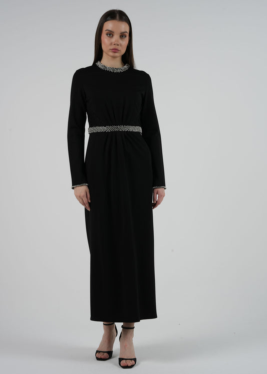 فستان ماكسي أنيق مزين بالكريستال مع تفاصيل دانتيل عند الخصر