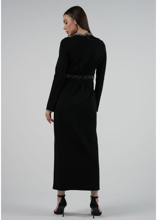 فستان ماكسي أنيق مزين بالكريستال مع تفاصيل دانتيل عند الخصر