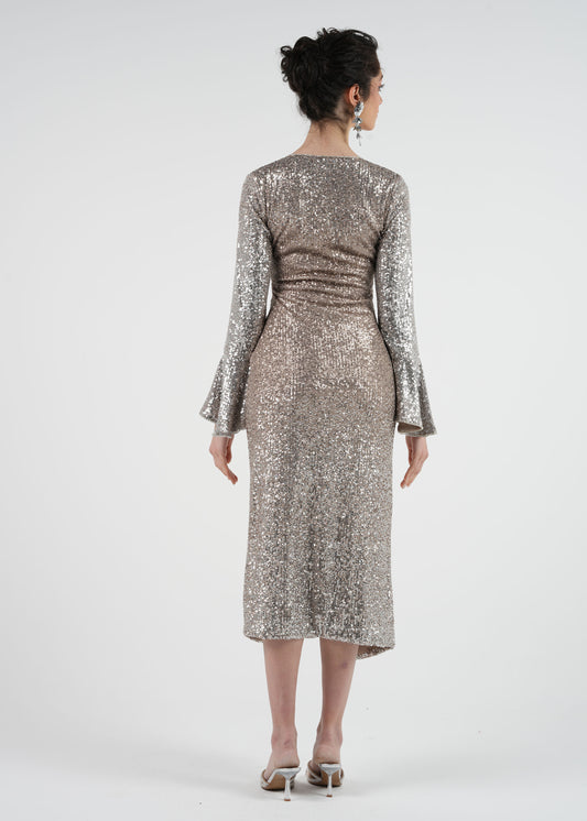 فستان لامع براق بأكمام واسعة وتصميم لفّ