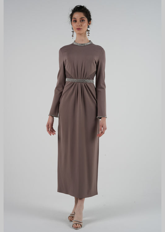 فستان ماكسي أنيق مزين بالكريستال مع تفاصيل دانتيل عند الخصر