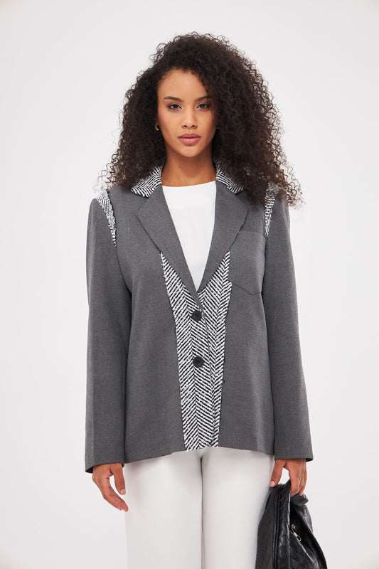 سترة مطرزة بياقة مدببة