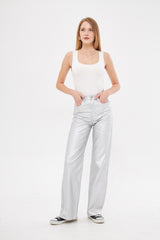 بنطال واسع من الجلد الصلب