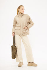 سترة بسحاب وجيب عملي بتصميم عصري