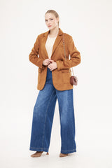 سترة من الجلد المدبوغ باللون البني مع ياقة مدببة