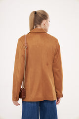 سترة من الجلد المدبوغ باللون البني مع ياقة مدببة