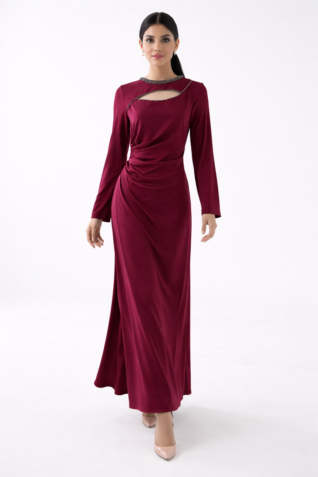 فستان أمارا بقصّة فتحة غير متماثلة وتطريزات خرزية