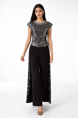 بلوزة سهرة مزينة بتفاصيل درابية أنيقة