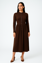 فستان ميدي راقٍ بتصميم أنثوي كلاسيكي