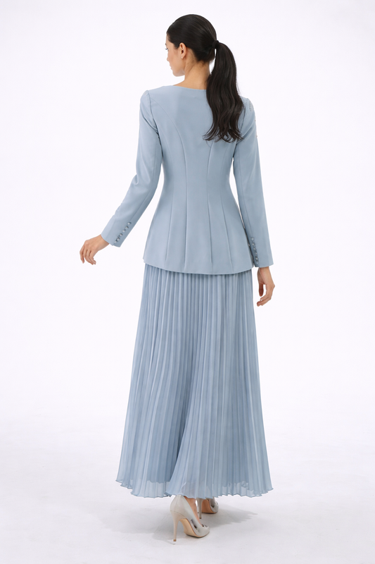 فستان ماكسي أنيق بتفاصيل مطرزة وتنورة بليسيه