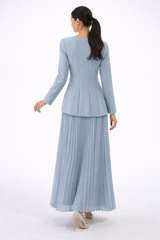 فستان ماكسي أنيق بتفاصيل مطرزة وتنورة بليسيه