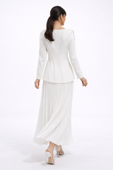 فستان ماكسي أنيق بتفاصيل مطرزة وتنورة بليسيه