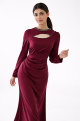 فستان أمارا بقصّة فتحة غير متماثلة وتطريزات خرزية