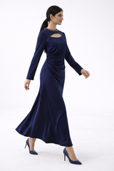 فستان أمارا بقصّة فتحة غير متماثلة وتطريزات خرزية