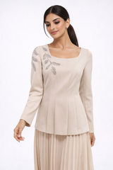 فستان ماكسي أنيق بتفاصيل مطرزة وتنورة بليسيه