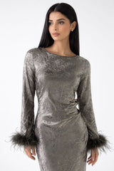 فستان ماكسي بقصّة غير متماثلة مع ياقة مزينة وأساور ريشية