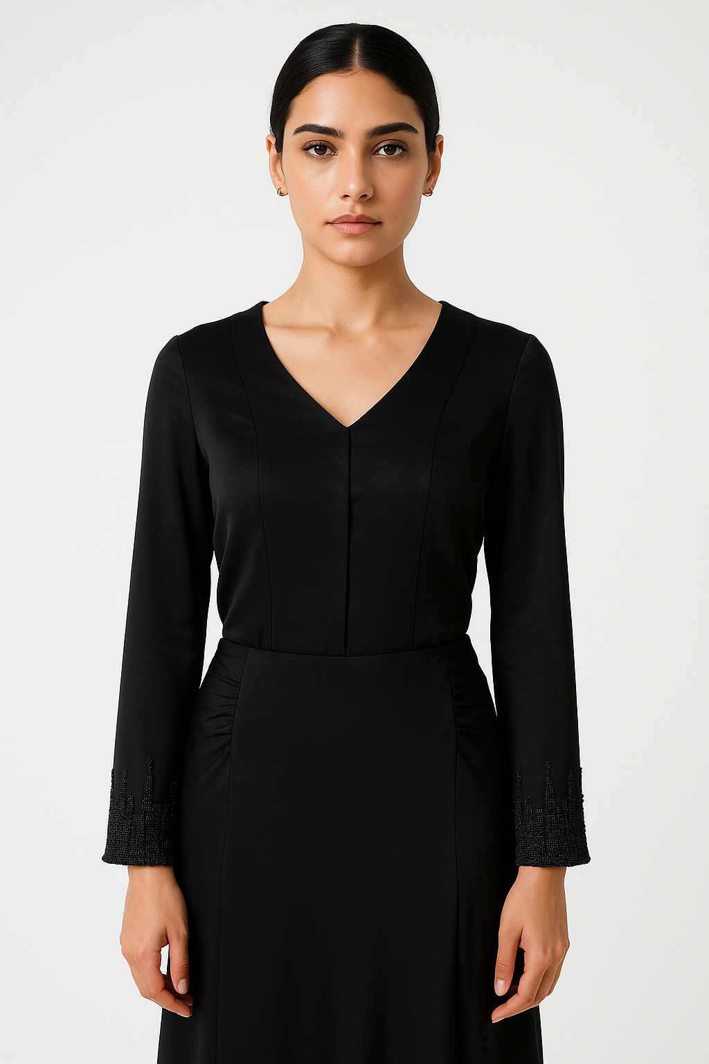 بلوزة أنيقة بياقة على شكل حرف V وأساور مزينة